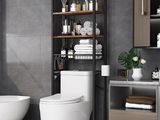 des toilettes blanches situées à côté d'une baignoire dans une salle de bains