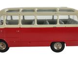 un bus rouge et blanc qui se trouve sur une surface blanche