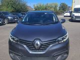 vue de face d'une voiture noire garée sur un parking