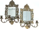 deux miroirs et un lustre accrochés au mur