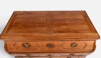 Commode tombeau en noyer mouluré ouvrant par trois tiroirs e… (photo 3)