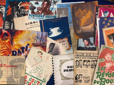 beaucoup d'affiches de films anciens sur la table