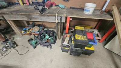 un établi avec des outils dans un garage