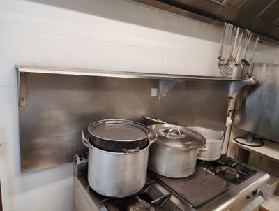 casseroles et poêles sur la cuisinière dans la cuisine