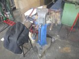 une photo d'une petite machine dans un garage