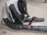 a blower that is sitting on the floor next to a blower
