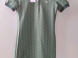 un polo vert avec une bande blanche et verte sur la poitrine