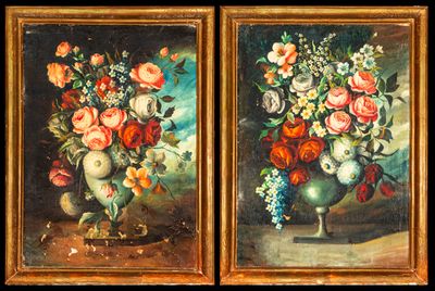 deux tableaux représentant des fleurs dans des vases posés sur une table, sur fond noir