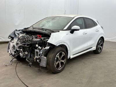 une photo d'une voiture blanche dont le capot est abîmé