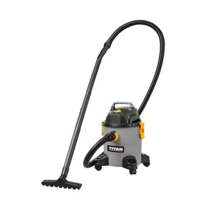 un aspirateur à eau muni d'un tuyau, sur fond blanc