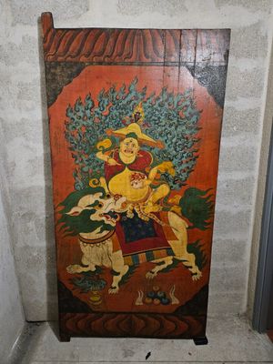une image d'un tableau sur le mur d'une pièce