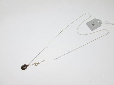 un collier muni d'une étiquette attachée à une chaîne