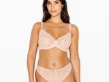 une photo d'une femme portant un soutien-gorge et une culotte couleur chair