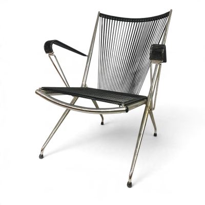 une image représentant une chaise noire et argentée sur fond blanc