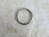 un gros plan d'une bague en argent posée sur une surface en marbre