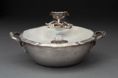 une cocotte ancienne en métal argenté, avec un couvercle et des poignées