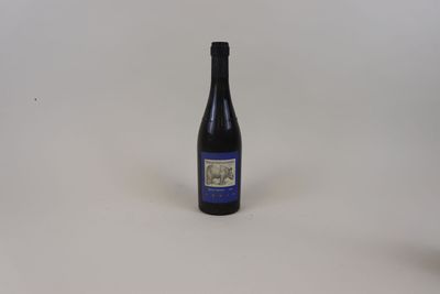 une bouteille de vin posée sur une table