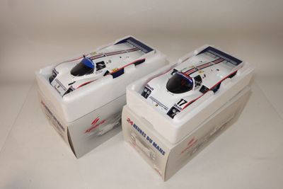 deux voitures télécommandées posées dans une boîte sur une table