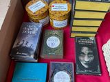 beaucoup de livres et d'autres objets posés sur une table