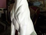 une statue représentant un chien assis sur une table