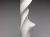 sculpture représentant une sculpture blanche posée sur un socle noir