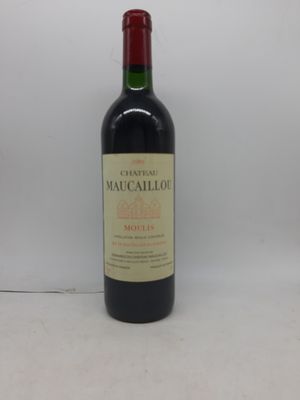 bouteille de vin rouge avec bouchon rouge sur fond blanc