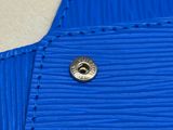un bouton sur une chemise bleue posée sur une table