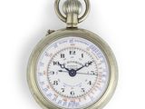 gros plan d'une montre de poche sur fond blanc