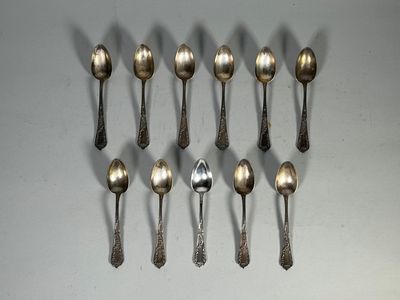 Suite de onze petites cuillères en argent ciselé de coquilles, acanthe - Photo 1