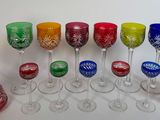 de nombreux verres à vin et une carafe sur la table
