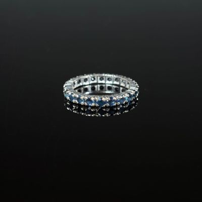 gros plan d'une bague en diamant sur une surface noire