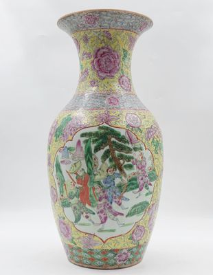 un vase avec un tableau posé sur une table