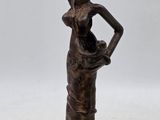 statue en bronze représentant une femme tenant un oiseau sur la tête