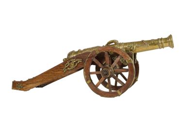 un vieux canon muni d'une roue en bois sur fond blanc