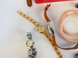 de nombreuses montres et bracelets de toutes sortes disposés sur une table