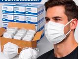 un homme portant un masque à côté d'une boîte de masques