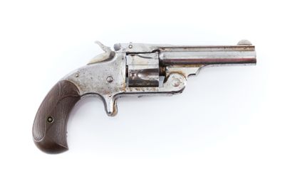 gros plan d'un revolver sur fond blanc