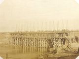 une photo d'une vieille photo d'un pont en construction