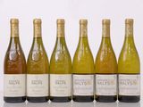 six bouteilles de vin sont alignées sur une table