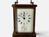 une petite horloge en bois avec des chiffres romains