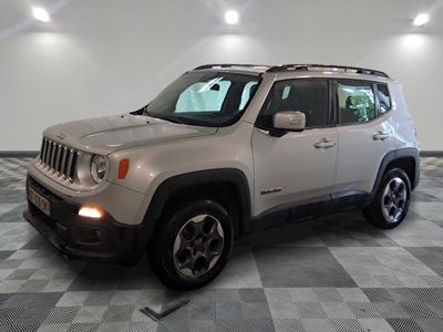 une photo d'une jeep argentée garée dans une pièce