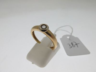 l'image d'une bague en or ornée d'un diamant noir