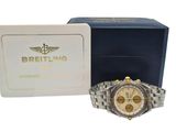 un gros plan d'une montre dans un coffret, avec un autre coffret en arrière-plan