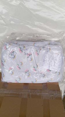 un sac en plastique posé sur une boîte en carton