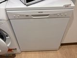 un micro-ondes et un lave-vaisselle posé sur un autre lave-vaisselle