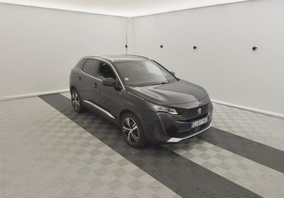 la voiture grise est garée dans le garage sur le sol en damier