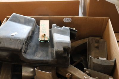 une boîte en carton remplie d'objets métalliques divers