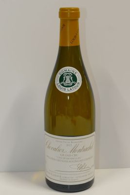 une bouteille de vin posée sur une table