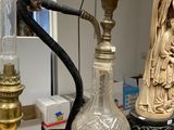 un vase en verre muni d'un crochet, posé sur un plan de travail