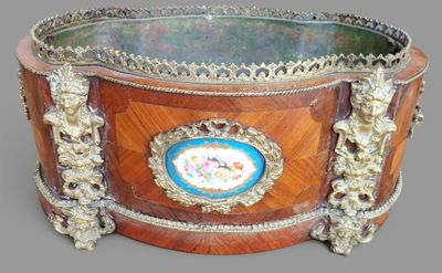 un grand saladier en bois orné d'un motif floral